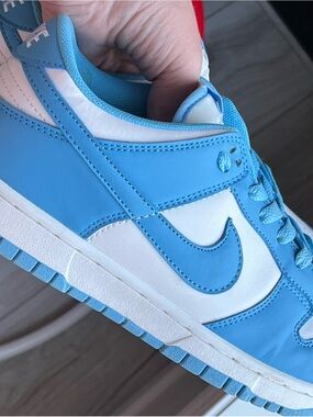 Nike Low-Top Sneaker in Light Blue & White